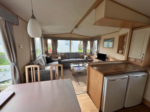 Great Yarmouth Resort | Bittern 8, Scratby - California Cliffs, Parkdean, sleeps 8, free Wi-Fi, bed linen and towels included, pet friendly - 2 minutes from the beach!