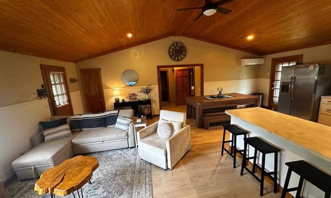 Porum Cottage | Bixby Cove 4-bedroom cottage with AC in Porum and plenty of outdoor space!