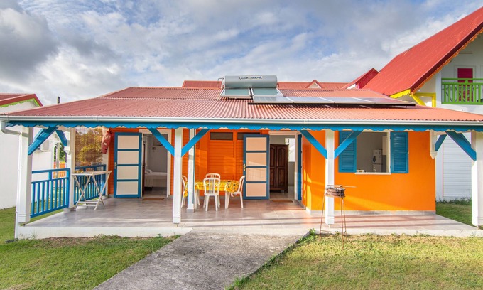 Capesterre-de-Marie-Galante House | Blue or yellow hummingbirds