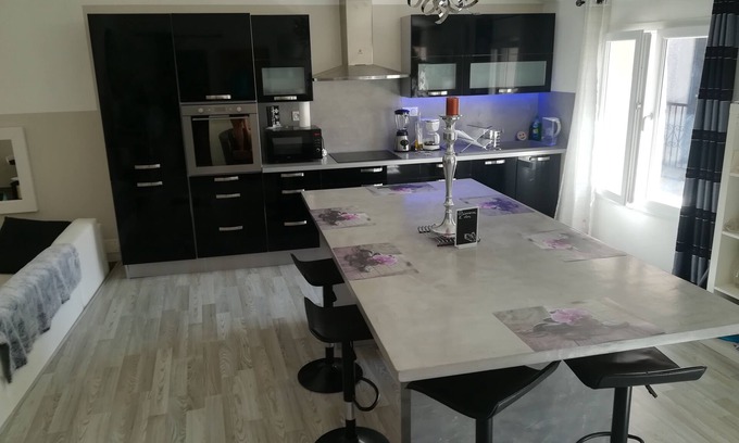 Alignan-du-Vent Apartment | Black and White