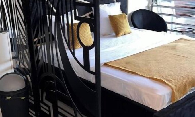 Cayenne Apartment | Black and white