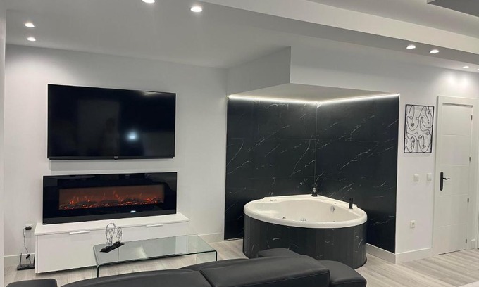 Castro Urdiales Apartment | Black and White Suite "La Marinera"