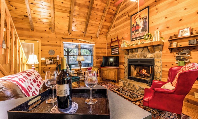 Clarkesville Cabin | Black Bear Bungalow - Lovely Chalet in the Woods