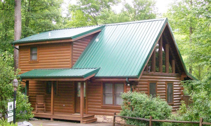 Black Bear Falls Cabin | Black Bear Cabin In Gatlinburg-Family Vacations/Romantic Getaway! Owner Operated