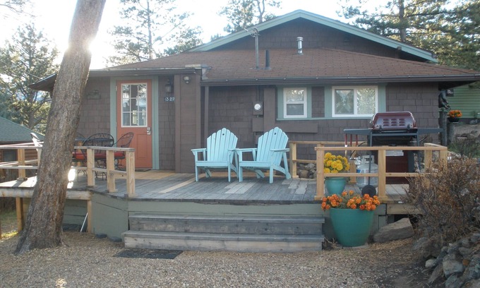 Estes Park Cabin | Black Bear Cottage - Cozy 1921 Cottage in Historic District above downtown Estes
