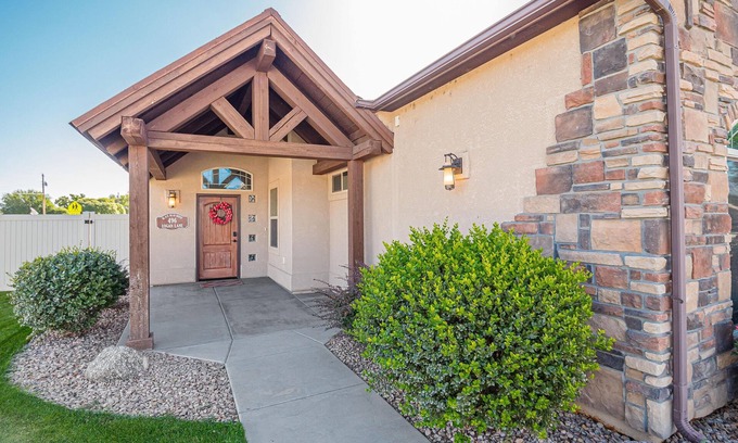 Fruita House | Black Bear IV: Spacious, Stylish & Dog-Friendly