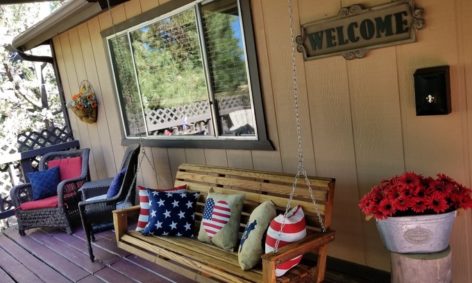 Munds Park Cabin | Black Bear Lodge - Cozy and Modern Cabin in Quiet Munds Park Neighborhood