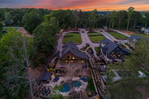Lake Norman of Catawba House | Black Bear Blue Heron by AvantStay 2 Lakefront Homes Sleeps 43 Pool Dock Theater