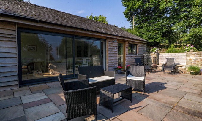 Abergavenny Cottage | BLACK CAT BACH, family friendly, with a garden in Gilwern