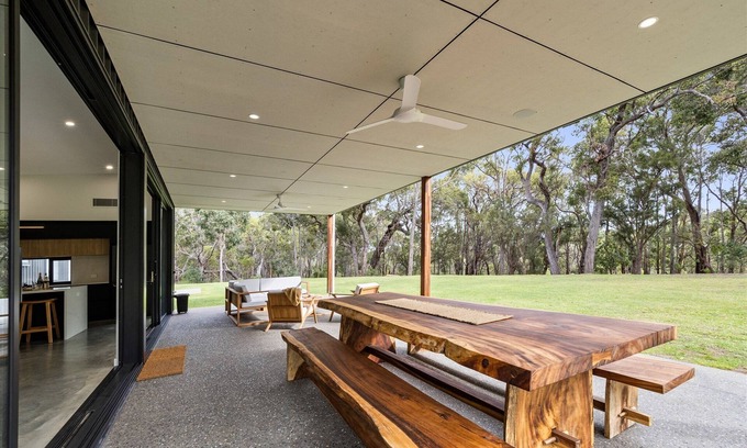Quindalup House | Black Cockatoo Retreat - 5 Star Luxury Acreage