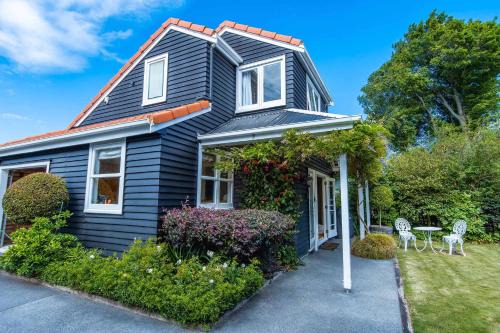 Rotorua Apartment | Black Cottage - Beautiful Central Cottage for Two