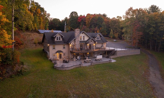 Helfenstein House | Black Diamond Retreat | Lakefront w/Dock + Game Room!