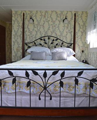 Bar Harbor Bed & Breakfast | Black Friar Inn and Pub