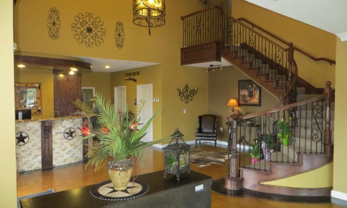 Sweet Home Hotel | Black Gold Inn