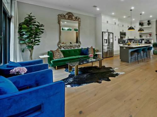 Northside House | Black House - Downtown Elegance with HotTub and King Beds