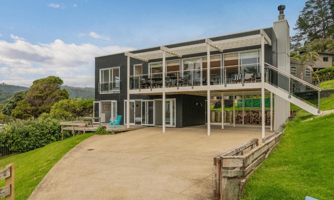 Kuaotunu House | Black House Lookout - Kuaotunu Holiday Home