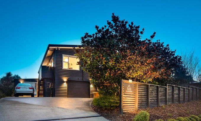 Mapua House | Black House & Studio - Mapua holiday home