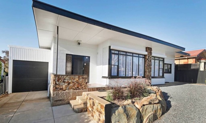 Blair Athol House | Black n White - 4Bdrm, Slps 8, 2 Bathrm, Solar