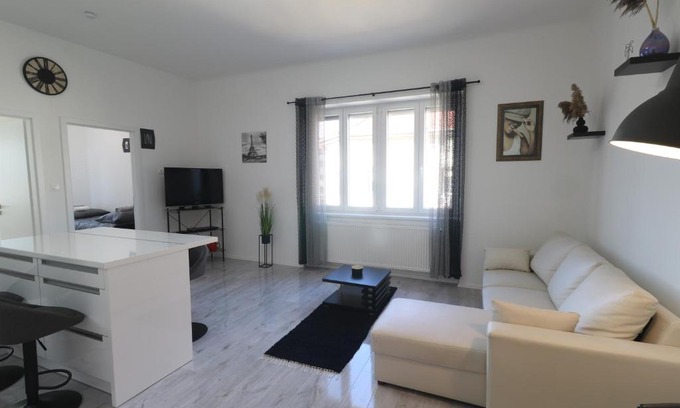 Szeged Apartment | Black or White