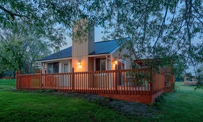 Milford Cottage | Black River Cottages. Private, waterfront and air-conditioned cottages