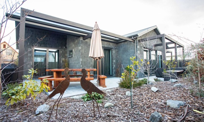 Twizel House | Black Stilt Retreat, STUNNING luxury property
