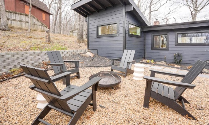 Luray House | Black Walnut Cabin on 2 Acres in Luray!
