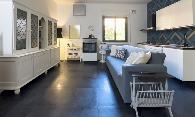 Tiche Apartment | Black & White - Apartment Wifin