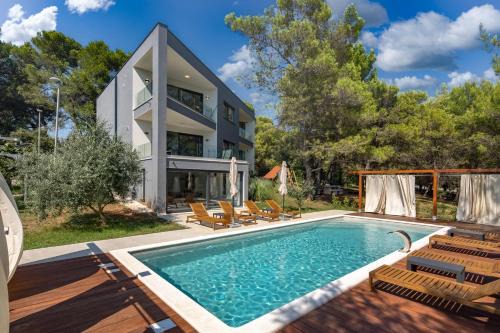 Vintijan Villa | Black & White - heated pool