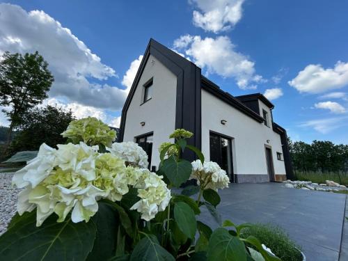 Niedzica House | BLACK & WHITE HOUSES