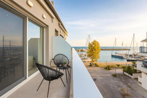 Kalamata Marina Apartment | Black & White Marina Studio, Kalamata Getaway (B1)