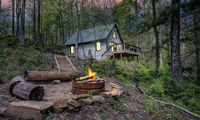 Lancaster Cabin | Blackberry Bramble: Budget-friendly in Hocking: WiFi, hot tub + Firepit