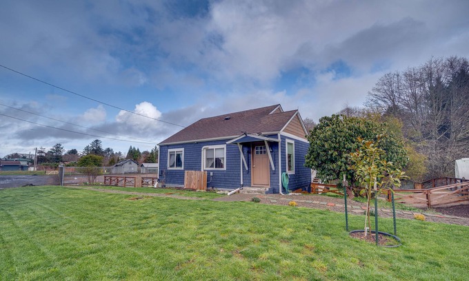 Grayland Cottage | 'Blackberry Cottage' w/Yard Near Westport & Beach