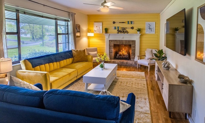 Summerlee House | Blackberry Grove 2.0acre+BBQ+FirePit+CornHole+Pets+NewRiverGorge National Park