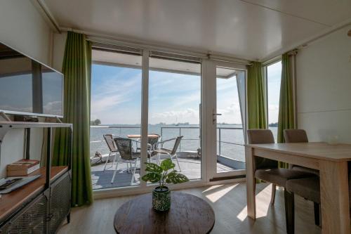 Biddinghuizen Boat Rental | Blackbird