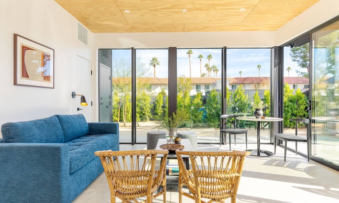 Downtown Palm Springs Hotel | Blackhaus A Suite by AvantStay | Modern Spaces