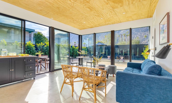 Downtown Palm Springs Hotel | Blackhaus B Suite by AvantStay | Modern Spaces