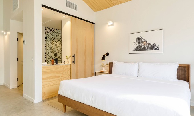 Downtown Palm Springs Hotel | Blackhaus B10 by AvantStay | Modern Room + Pool