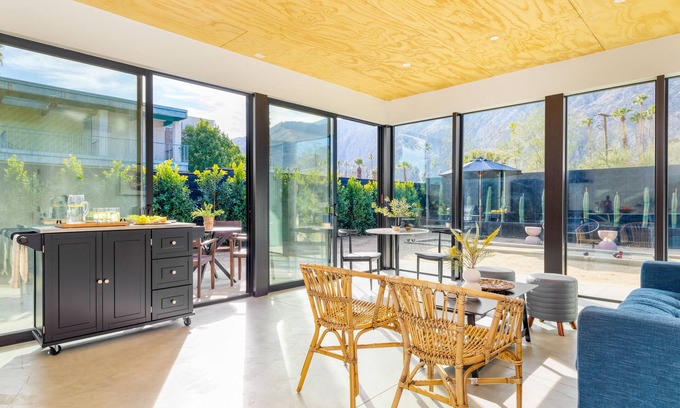 Downtown Palm Springs Hotel | Blackhaus C Suite by AvantStay | Modern Spaces