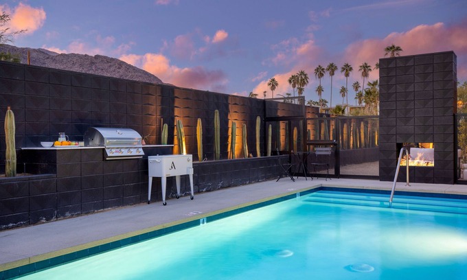 Downtown Palm Springs Hotel | Blackhaus D Suite by AvantStay | Modern Spaces