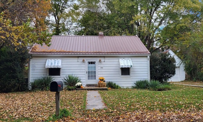 Blacksburg House | Blacksburg Oasis! 3BR House! 5 Beds! Easy walk to town/Stadium! Big Yard! Lovely