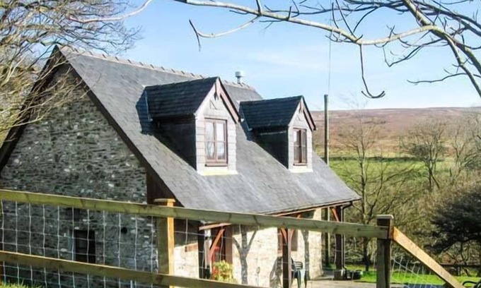 Pencader Cottage | BLAENDYFFRYN FACH, pet friendly, country holiday cottage in Llanllwni