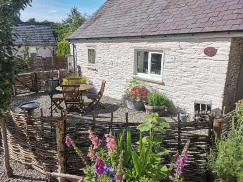 Newcastle Emlyn House | Blaenfforest Rose Cottage Newcastle Emlyn