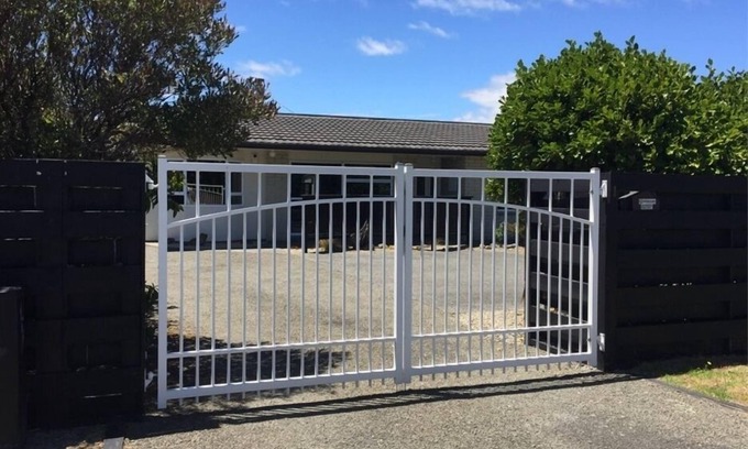 Waikanae House | Blair Holiday Home, Waikanae Beach