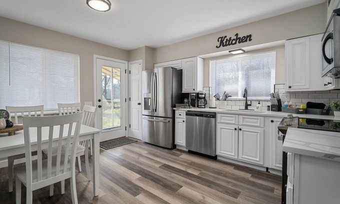 Creve Coeur House | Blair's Graffiti House + Game Room - Hot Tub