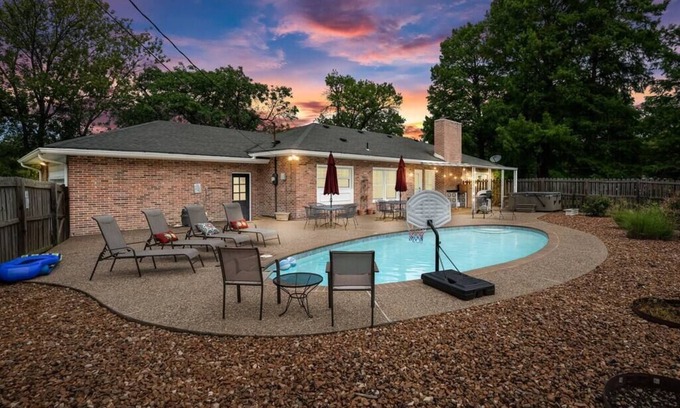 Creve Coeur House | Blair's Pool House - Creve Couer Hot Tub Game Room