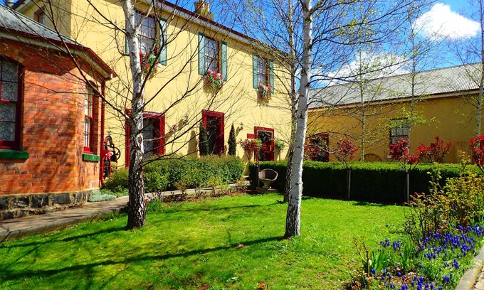 Deloraine Apartment | Blakes Manor Self Contained Heritage Accommodation