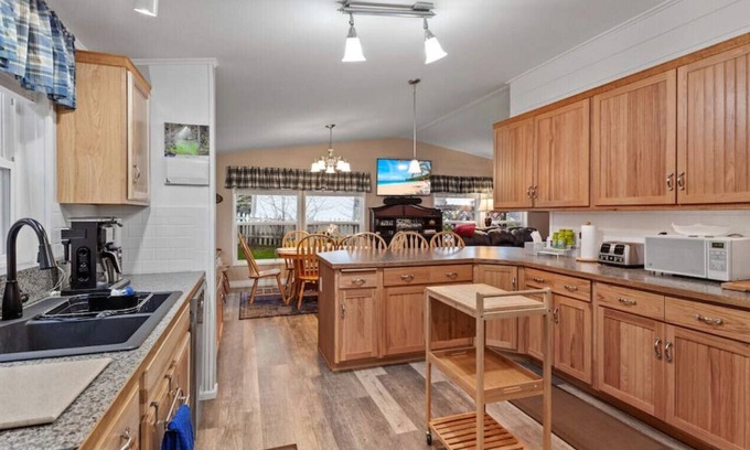 Bayview House | Blanchette Property · 4 Season Bayview Getaway/ Bayview/Hot tub/Fishing