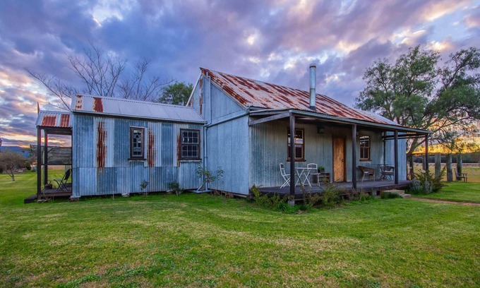 Broke Cottage | Blaxland's Cottage - Historic 2 bedroom cottage with vineyard surrounds and mountain views