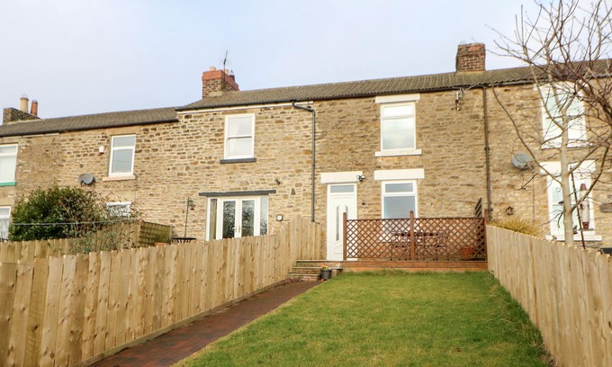 North Bitchburn Cottage | BLEAT HOUSE, pet friendly, with a garden in Cockfield, Yorkshire