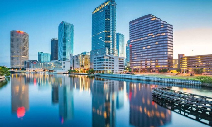 Courier City - Oscawana Apartment | Bleecker 1-430 · Luxury king suite - POOL - GYM - FREE parking - H